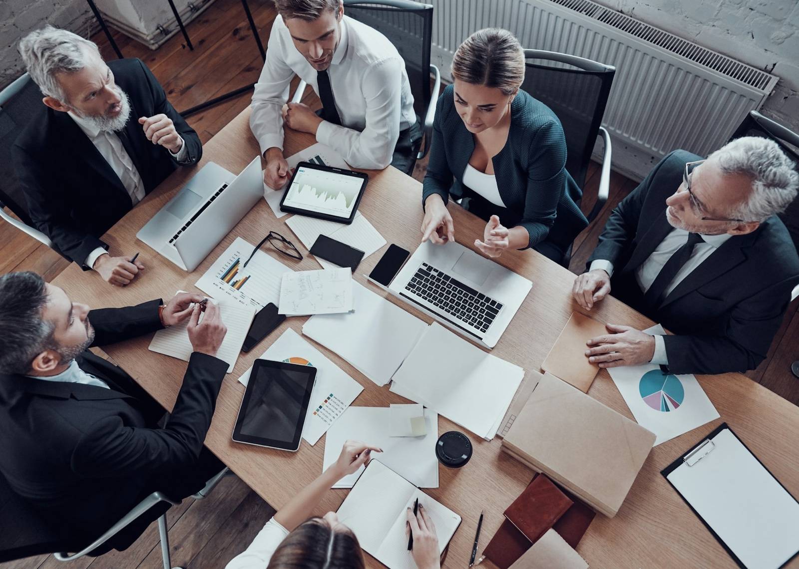 Sztuczna inteligencja w zarządach – trendy, statystyki, wyzwania i rekomendacje.