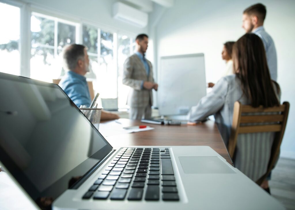 Bezpieczna restrukturyzacja – jak firmy przekształcają kryzys w nowe szanse